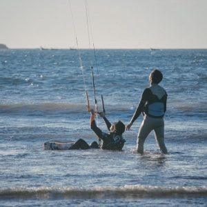 Mustapha de Kite Evasion en train de donner un cours de kitesurf à Essaouira