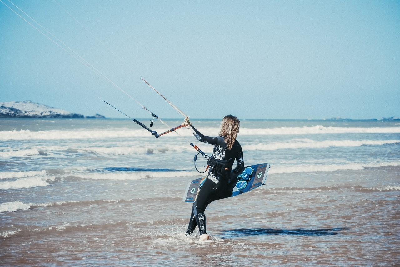 Kitesurfeuse sur le spot de kitesurf à essaouira, prête à commencer sa session