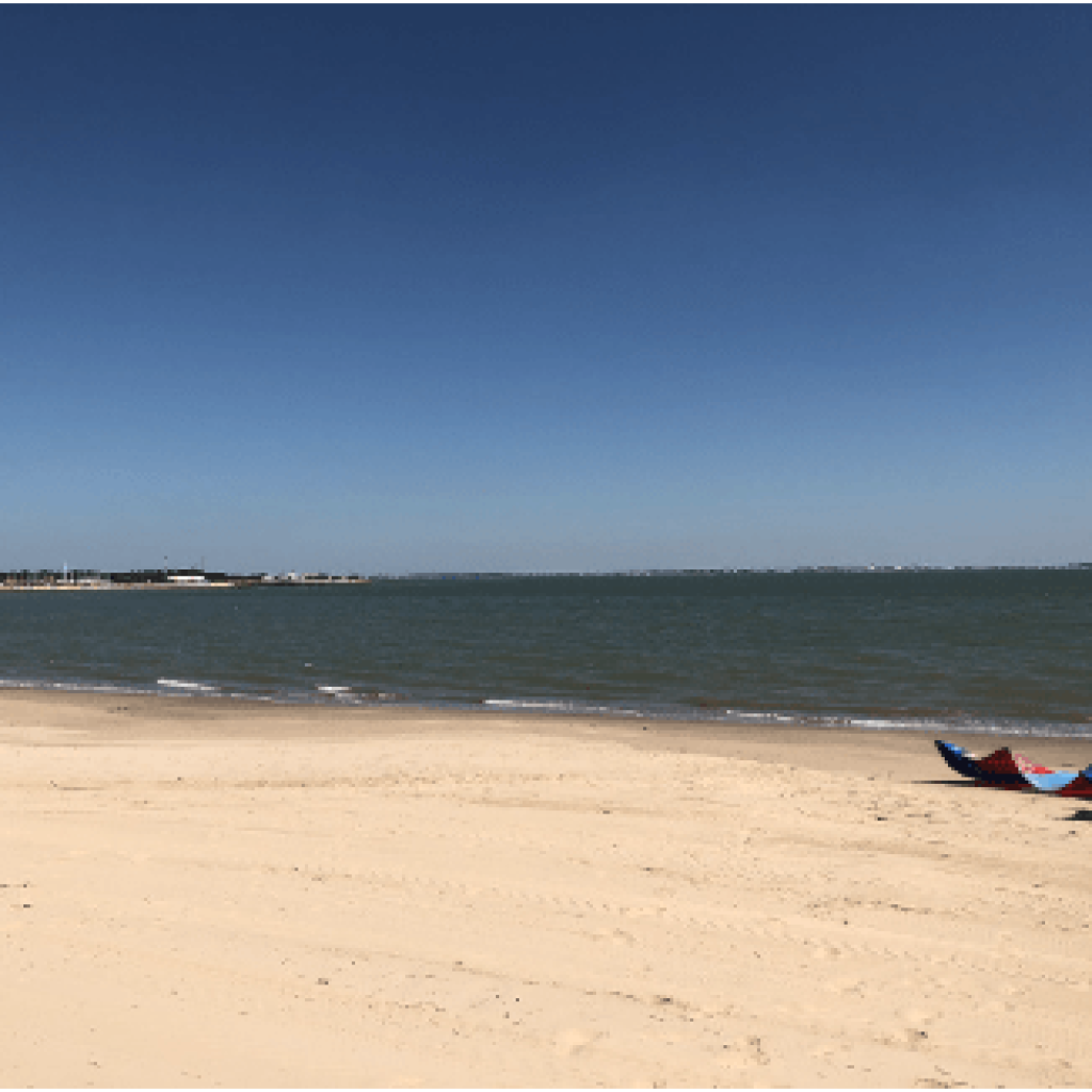 Photo du spot de kite de la plage de la Chambrette avec un aile de kitesurf posée sur la plage