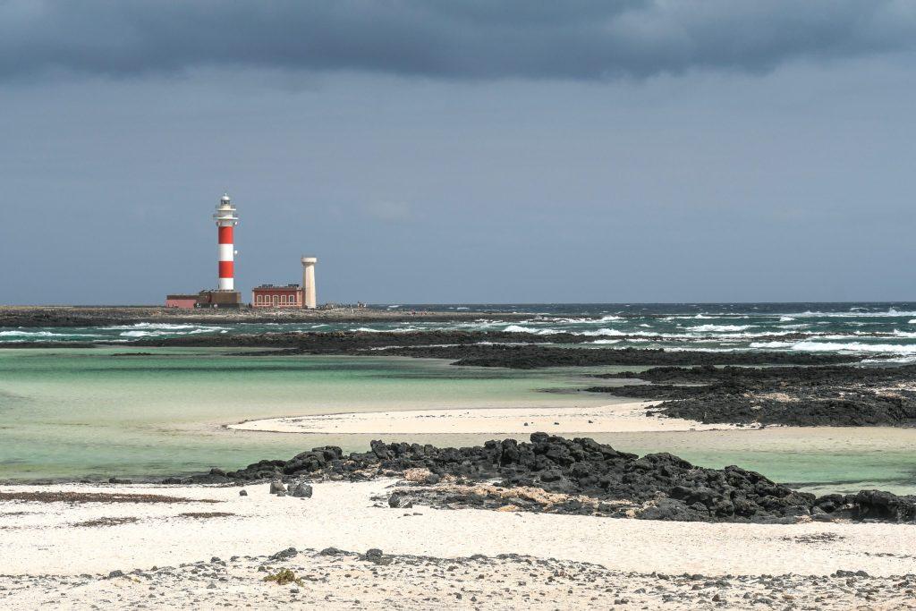 spot de kite d'El cotillo à Fuerteventura avec son phare en arrière plan