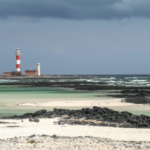 spot de kite d'El cotillo à Fuerteventura avec son phare en arrière plan