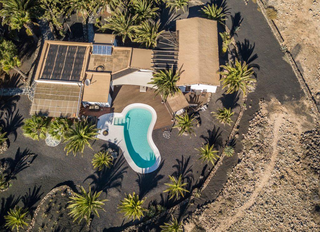 Vue aérienne d'une villa avec piscine sur Lajares, proposée par Magma Kitesurf Fuerteventura, une école de kite à Fuerteventura