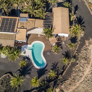 Vue aérienne d'une villa avec piscine sur Lajares, proposée par Magma Kitesurf Fuerteventura, une école de kite à Fuerteventura