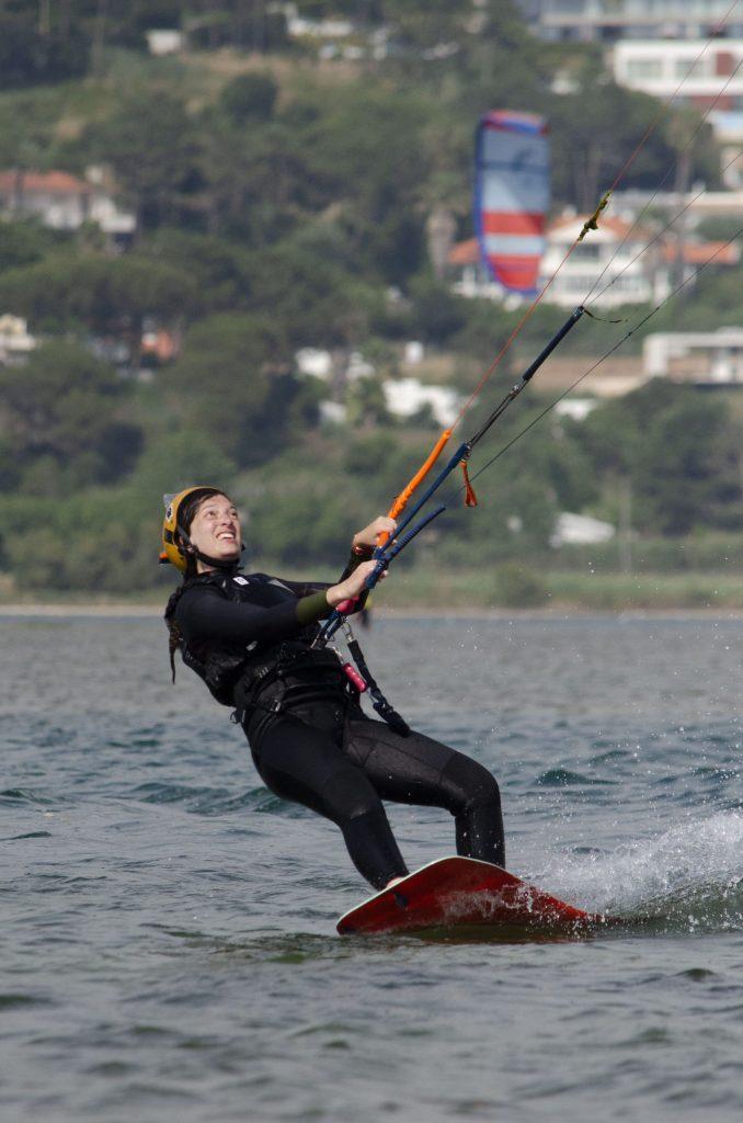 kitesurfeuse sur le spot de kite d'obidos lors de son séjour kitesurf à obidos avec kitetrip planner