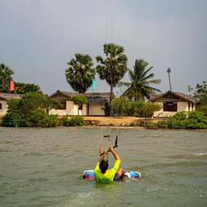 kitesurfeur dans le lagon de Kalpitiya, prêt à faire un waterstart.