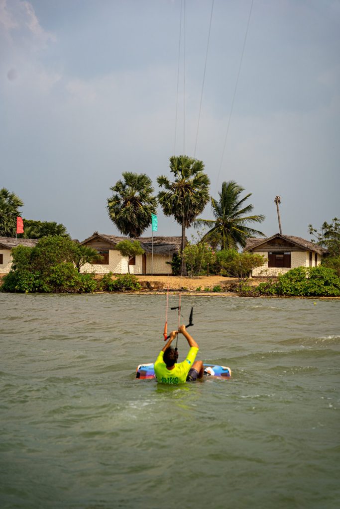 kitesurfeur dans le lagon de Kalpitiya, prêt à faire un waterstart.