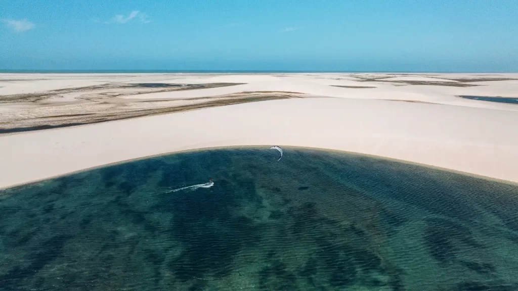 Vue drone d'une kitesurfeuse dans les Lençois Mranhenses à côté du spot de kitesurf d'atins