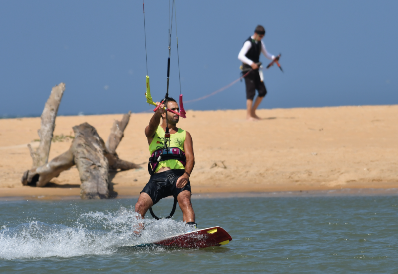 ecole-kitesurfing-lanka-kalpitiya-1 ecole-kitesurfing-lanka-kalpitiya-1